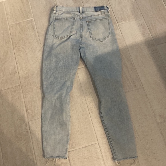 **SOLD** Lulu’s Daze high rise distressed light wash skinny Jean with raw hem - Picture 8 of 9